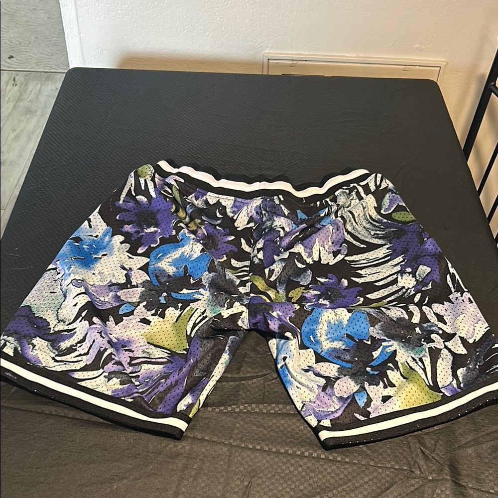 Floral Patterned Shorts - Picture 2 of 2